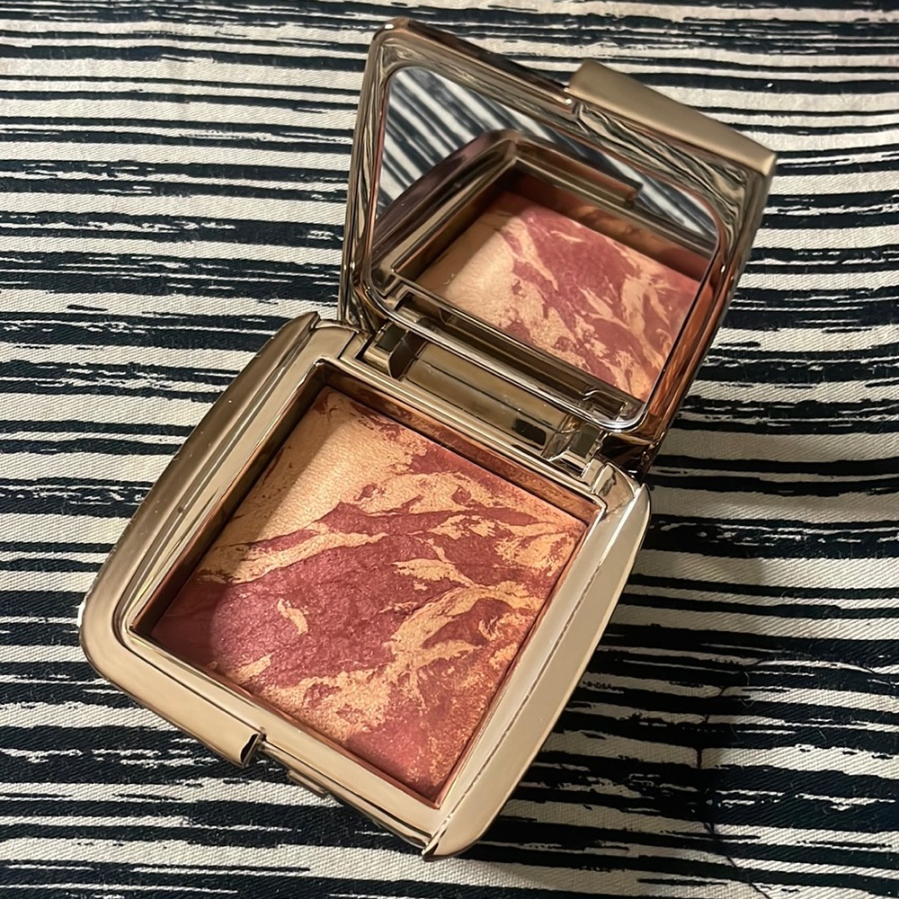 HOURGLASS AMBIENT LIGHTING BLUSH IN AT NIGHT